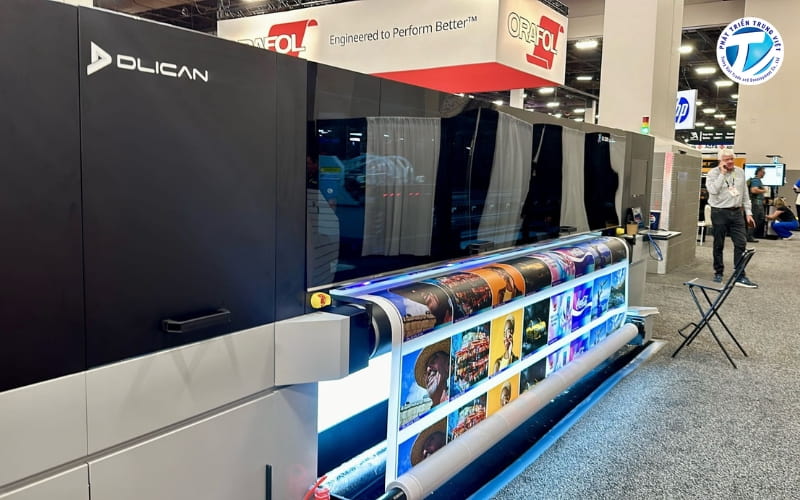 Máy in UV Dlican sử dụng mặt bàn băng tải